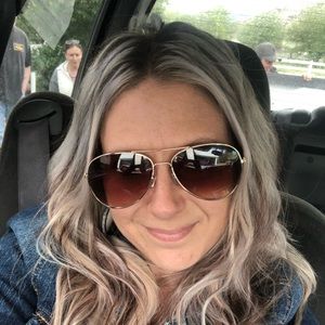 Meet your Posher, Casey